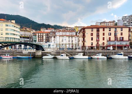 Wunderschöne Altstadt Ondarroa im Baskenland, Spanien. Hochwertige Fotografie Stockfoto