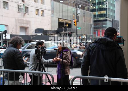 New York, USA. 03. April 2023. Mitglieder der Medien stehen vor dem Trump Tower. Der ehemalige US-Präsident Trump ist in New York eingetroffen, wo am Dienstag eine Anklage gegen ihn vor Gericht verhandelt werden soll. Kredit: Christina Horsten/dpa/Alamy Live News Stockfoto