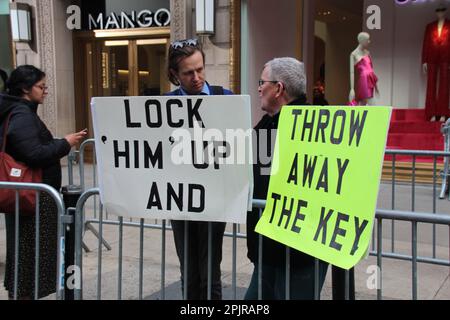 New York, USA. 03. April 2023. Demonstranten halten Plakate vor dem Trump Tower. Der ehemalige US-Präsident Trump ist in New York eingetroffen, wo am Dienstag eine Anklage gegen ihn vor Gericht verhandelt werden soll. Kredit: Christina Horsten/dpa/Alamy Live News Stockfoto