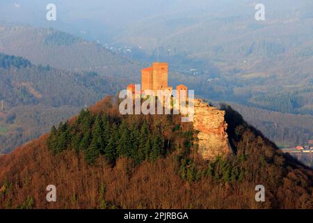 Blick vom Rehberg-Turm auf Trifels Castle, Annweiler, Pfalz, Rheinland-Pfalz, Deutschland, Blick vom Rehberg-Turm auf Trifels Castle Stockfoto