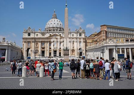 Touristen, Basilika San Pietro, St. Petersdom, Piazza di San Pietro, St. Petersplatz, Vatikanstadt Stockfoto