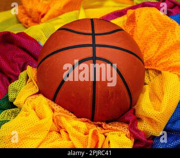 Ein Basketball auf vielen bunten Pinnies während eines Gymnastikkurses. Stockfoto