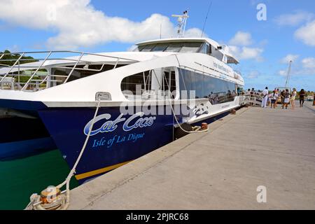 Fähre, Katamaran des Betreibers Cat Cosos im Hafen der Insel La Digue, Seychellen Stockfoto