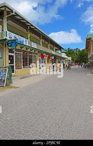 Hauptstraße am Hafen von La Passe, Insel La Digue, Seychellen Stockfoto