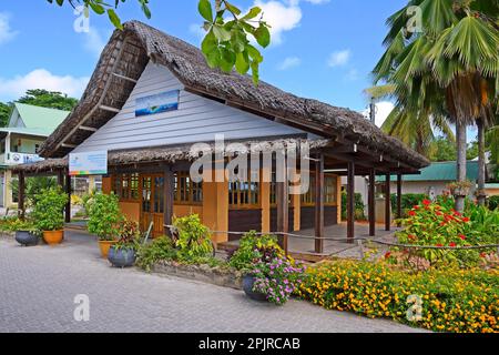 Tourismusbüro am Hafen der Insel La Digue, Dorf La Passe, Seychellen Stockfoto