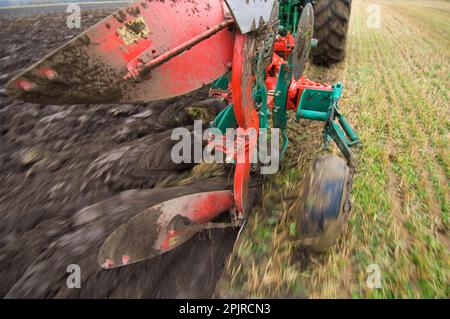 Nahaufnahme eines vier-Furchen-Wendepflugs, der ein Stoppelfeld pflügt, Schweden Stockfoto