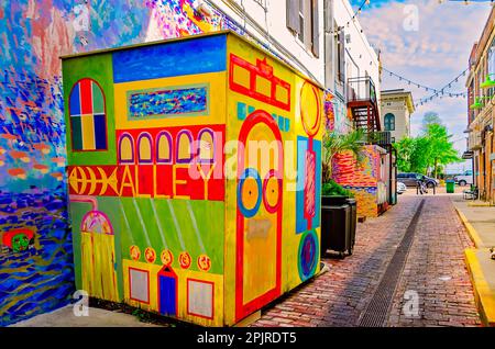 Fishbone Alley ist am 2. April 2023 in Gulfport, Mississippi, abgebildet. Die Backsteingasse ist gefüllt mit Graffiti und Kunst von lokalen Künstlern. Stockfoto