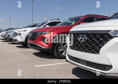 Avon - ca. April 2023: Hyundai Gebrauchtwagenausstellung in einem Händlerbetrieb. Bei Lieferproblemen verlässt sich Hyundai auf den Verkauf von Gebrauchtwagen, um die Nachfrage zu befriedigen. Stockfoto