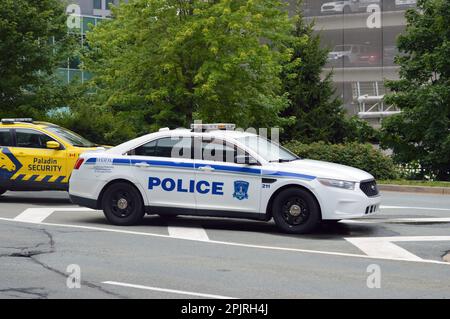 Ein Polizeiwagen der Halifax Regional Police, ein Polizeiabfangjäger von Ford, parkt vor dem Halifax Stanfield International Airport Terminal in Nova Scotia, Kanada Stockfoto