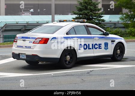 Ein Polizeiwagen der Halifax Regional Police, ein Polizeiabfangjäger von Ford, parkt vor dem Halifax Stanfield International Airport Terminal in Nova Scotia, Kanada Stockfoto