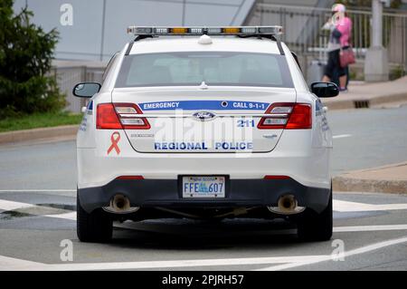 Ein Polizeiwagen der Halifax Regional Police, ein Polizeiabfangjäger von Ford, parkt vor dem Halifax Stanfield International Airport Terminal in Nova Scotia, Kanada Stockfoto