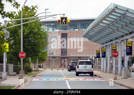 Erhöhter Fußgängerübergang, in Regenbogenfarben gemalt, am Halifax Stanfield International Airport in Nova Scotia, Kanada (2022) Stockfoto