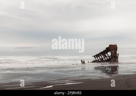 Das Wrack von Peter Iredale mit Reflexion im Pazifik Stockfoto