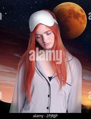 Junge Frau trägt Schlafanzüge und Maske im Schlafwandlungszustand und einen wunderschönen Sternenhimmel bei Nacht im Hintergrund Stockfoto