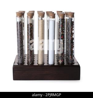 Glasröhrchen mit unterschiedlichen Gewürzen im Rack auf weißem Hintergrund Stockfoto