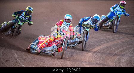 Max Fricke (Blau) führt Kyle Howarth (Weiß), Tom Brennan (Gelb) und Chris Harris (Rot) bei der Peter Craven Memorial Trophäe am National Speedway Stadium in Manchester am Montag, den 3. April 2023. (Foto: Ian Charles | MI News) Guthaben: MI News & Sport /Alamy Live News Stockfoto