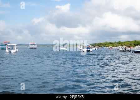 Valenca, Bahia, Brasilien - 19. Januar 2023: Boote hielten im Hafen der Stadt Valenca in Bahia. Stockfoto