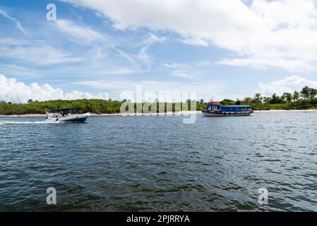 Valenca, Bahia, Brasilien - 19. Januar 2023: Boote, die in den Gewässern des Rio Una in der Stadt Valenca in Bahia segeln. Stockfoto