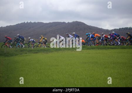 Egileta, Spanien. 3. April 2023. Radfahrer auf der 1. Etappe des Baskenlandes Itzulia 2023 zwischen Vitoria-Gasteiz und Labastida, am 03. April 2023 in Egileta, Spanien. (Foto: Alberto Brevers/Pacific Press) Kredit: Pacific Press Media Production Corp./Alamy Live News Stockfoto