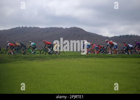 Egileta, Spanien. 3. April 2023. Radfahrer auf der 1. Etappe des Baskenlandes Itzulia 2023 zwischen Vitoria-Gasteiz und Labastida, am 03. April 2023 in Egileta, Spanien. (Foto: Alberto Brevers/Pacific Press) Kredit: Pacific Press Media Production Corp./Alamy Live News Stockfoto