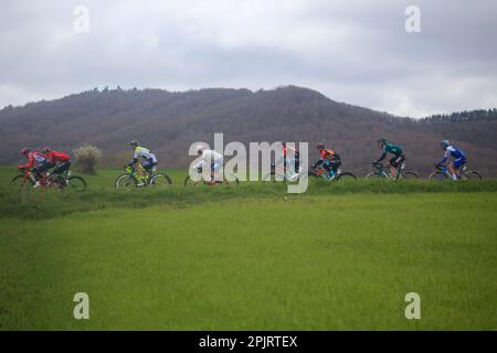 Egileta, Spanien. 3. April 2023. Radfahrer auf der 1. Etappe des Baskenlandes Itzulia 2023 zwischen Vitoria-Gasteiz und Labastida, am 03. April 2023 in Egileta, Spanien. (Foto: Alberto Brevers/Pacific Press) Kredit: Pacific Press Media Production Corp./Alamy Live News Stockfoto