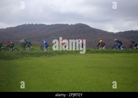 Egileta, Spanien. 3. April 2023. Radfahrer auf der 1. Etappe des Baskenlandes Itzulia 2023 zwischen Vitoria-Gasteiz und Labastida, am 03. April 2023 in Egileta, Spanien. (Foto: Alberto Brevers/Pacific Press) Kredit: Pacific Press Media Production Corp./Alamy Live News Stockfoto