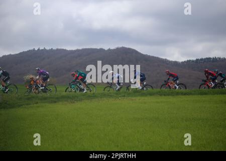 Egileta, Spanien. 3. April 2023. Radfahrer auf der 1. Etappe des Baskenlandes Itzulia 2023 zwischen Vitoria-Gasteiz und Labastida, am 03. April 2023 in Egileta, Spanien. (Foto: Alberto Brevers/Pacific Press) Kredit: Pacific Press Media Production Corp./Alamy Live News Stockfoto