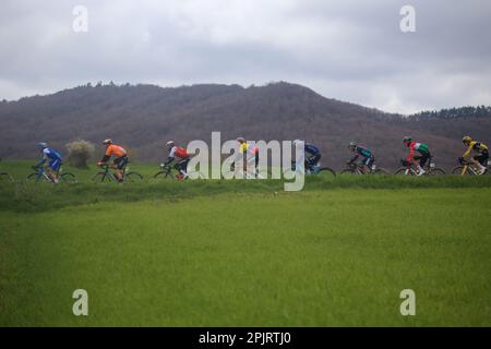 Egileta, Spanien. 3. April 2023. Radfahrer auf der 1. Etappe des Baskenlandes Itzulia 2023 zwischen Vitoria-Gasteiz und Labastida, am 03. April 2023 in Egileta, Spanien. (Foto: Alberto Brevers/Pacific Press) Kredit: Pacific Press Media Production Corp./Alamy Live News Stockfoto