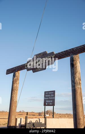 Hohe hölzerne Torpfosten markieren den Eingang zum Old Fort Sumner Cemetery, wo der legendäre Billy the Kid begraben ist, Fort Sumner, New Mexico, USA. Stockfoto