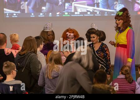 Ohio, USA. 1. April 2023. CHESTERLAND, OHIO - 1. APRIL: Die Teilnehmer treffen sich mit den Künstlern in der Community Church of CHESTERLAND's Drag Queen Story Hour am 1. April 2023 in CHESTERLAND, Ohio. Die erhöhte Sicherheit in der Kirche, die angeblich eine Woche vor dem Ereignis mit einer Brandbombe bombardiert wurde, ist auf einen Anstieg von Anti-Drag-Demonstrationen in Ohio und im ganzen Land zurückzuführen. (Kreditbild: © Michaal Nigro/Pacific Press via ZUMA Press Wire) NUR REDAKTIONELLE VERWENDUNG! Nicht für den kommerziellen GEBRAUCH! Stockfoto