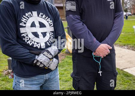 Vereinigte Staaten. 01. April 2023. CHARDON, OHIO - 1. APRIL: Die Hände von zwei christlichen Demonstranten beten gemeinsam gegenüber einem Restaurant, das einen Drag Brunch über 18 veranstaltet, um Geld für das Safe-Space-Programm einer lokalen Kirche am 1. April 2023 in Chardon, Ohio, zu sammeln. Der Chardon-Protest geht auf einen Anstieg von Anti-Drag-Demonstrationen in Ohio und im ganzen Land zurück. (Foto: Michael Nigro/Pacific Press) Kredit: Pacific Press Media Production Corp./Alamy Live News Stockfoto