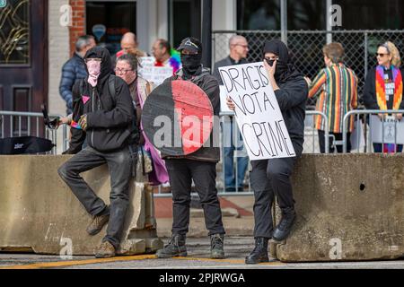 Vereinigte Staaten. 01. April 2023. CHARDON, OHIO - 1. APRIL: Antifaschisten bewachen den Eingang von Element 41, ein Restaurant, das einen Drag-Brunch über 18 veranstaltet, um Geld für das Safe-Space-Programm einer lokalen Kirche am 1. April 2023 in Chardon, Ohio, zu sammeln. Der Chardon-Protest geht auf einen Anstieg von Anti-Drag-Demonstrationen in Ohio und im ganzen Land zurück. (Foto: Michael Nigro) (Foto: Michael Nigro/Pacific Press) Kredit: Pacific Press Media Production Corp./Alamy Live News Stockfoto