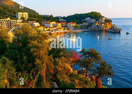 Montenegro Przno Beach in Budva. Kleiner Fischerort und Touristenresort an der Adria Stockfoto