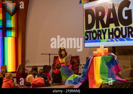 Ohio, USA. 1. April 2023. CHESTERLAND, OHIO - 1. APRIL: Ein Drag Performer liest ein Kinderbuch in der Community Church of CHESTERLAND's Drag Queen Story Hour am 1. April 2023 in CHESTERLAND, Ohio. Die erhöhte Sicherheit in der Kirche, die angeblich eine Woche vor dem Ereignis mit einer Brandbombe bombardiert wurde, ist auf einen Anstieg von Anti-Drag-Demonstrationen in Ohio und im ganzen Land zurückzuführen. (Kreditbild: © Michaal Nigro/Pacific Press via ZUMA Press Wire) NUR REDAKTIONELLE VERWENDUNG! Nicht für den kommerziellen GEBRAUCH! Stockfoto