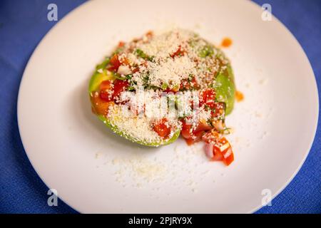 Salat mit Avocado Salsa Cotija Käse und Hot Sauce Stockfoto