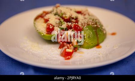 Salat mit Avocado Salsa Cotija Käse und Hot Sauce Stockfoto