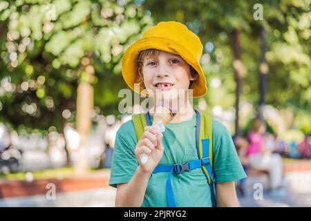 Tourismusjunge, der türkisches Eis isst Stockfoto