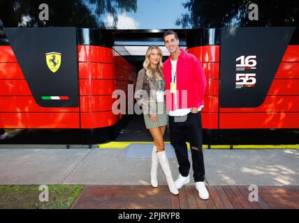 Melbourne, Australien. 02. April 2023. MELBOURNE, Australien, 2. APRIL 2023; australischer Tennisspieler Thanasi Kokkinakis mit Partner in der F1-Koppel während des AUSTRALISCHEN Formel-1-Grand Prix am 2. April 2023, Albert Park - Melbourne, FIA Formula1 World Championship, Raceday, Formel 1 Rennen in Australien, Motorsport, F1 GP, Honorarpflichtiges Foto, Bild mit Haftung für Gebühr, Copyright © Mark PETERSON/ ATP Images (PETERSON Mark/ATP/SPP). Guthaben: SPP Sport Press Photo. Alamy Live News Stockfoto