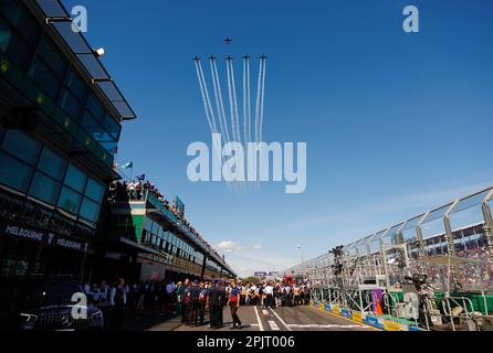 Melbourne, Australien. 02. April 2023. MELBOURNE, AUSTRALIEN, Albert Park Street Circuit, 2. April: Ein Luftkampf über der Boxengasse während des australischen Formel 1 Grand Prix auf dem Albert Park Street Circuit am 2. April 2023. Formel 1 – F1 Motorsport, gebührenpflichtiges Bild, Foto und Copyright © PETERSON Mark/ ATP Images (PETERSON Mark/ATP/SPP) Guthaben: SPP Sport Press Photo. Alamy Live News Stockfoto