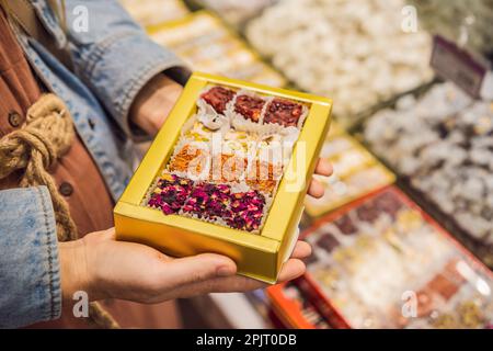 Traditionelles orientalisches Gebäck, Kekse, Nüsse, getrocknete Früchte, Pastillen, Marmelade, Türkische Wüste mit Zucker, Honig und Pistazien, ausgestellt bei A Stockfoto