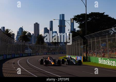 Melbourne, Australien. 02. April 2023. MELBOURNE, AUSTRALIEN, Albert Park Street Circuit, 2. April: Rennsieger Max Verstappen (NED) des Teams Red Bull neben Lewis HAMILTON im Mercedes GP-Auto während des australischen Formel-1-Grand Prix auf der Albert Park Street Circuit am 2. April 2023. Formel 1 – F1 Motorsport, gebührenpflichtiges Bild, Foto und Copyright © PETERSON Mark ATP Images (PETERSON Mark/ATP/SPP) Guthaben: SPP Sport Press Photo. Alamy Live News Stockfoto