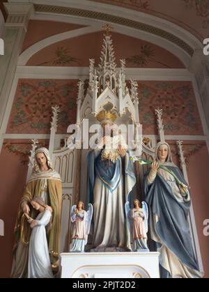 Statue der Jungfrau Maria mit einem Jesuskind und Engeln in der tschechischen Kirche Johannes der Täufer in Ammannsville, Texas. Stockfoto