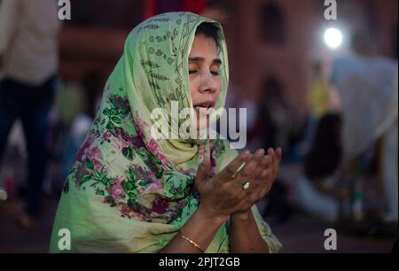 Neu-Delhi, Indien. 3. April 2023. Eine Frau betet, nachdem sie während des heiligen Monats Ramadan in der historischen Jama Masjid (große Moschee) in Neu-Delhi, Indien, am 3. April 2023 gefressen hat. Kredit: Javed Dar/Xinhua/Alamy Live News Stockfoto