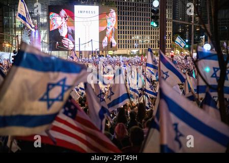 Tel Aviv, Israel. 01. April 2023. Die Demonstranten wackeln während der Demonstration. Israeliten gegen Netanjahus rechtsextreme Regierung und ihre umstrittene Rechtsreform. Kredit: SOPA Images Limited/Alamy Live News Stockfoto