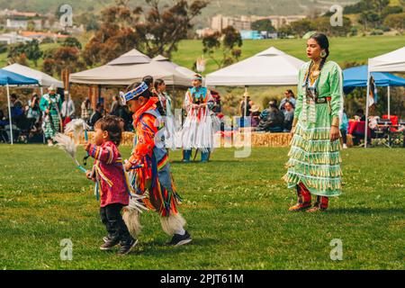 Malibu, Kalifornien, USA - 2. April 2023. Chumash Day Pow Wow und Stammesversammlungen. Der Malibu Bluffs Park feiert 23 Jahre Gastgeber des Stockfoto