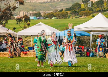 Malibu, Kalifornien, USA - 2. April 2023. Chumash Day Pow Wow und Stammesversammlungen. Der Malibu Bluffs Park feiert 23 Jahre Gastgeber des Stockfoto