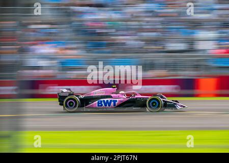 Melbourne, Australien. 31. März 2023 Der Formel-1-Fahrer Pierre Gasly (Alpin Nr. 10) geht während der ersten kostenlosen Trainingseinheit durch die hintere gerade Schikane. Kredit: James Forrester/Alamy Live News Stockfoto