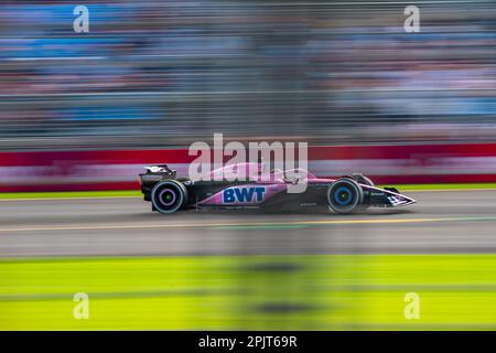Melbourne, Australien. 31. März 2023 Der Formel-1-Fahrer Esteban Ocon (Alpin Nr. 31) geht während des ersten kostenlosen Trainings durch die hintere gerade Schikane. Kredit: James Forrester/Alamy Live News Stockfoto