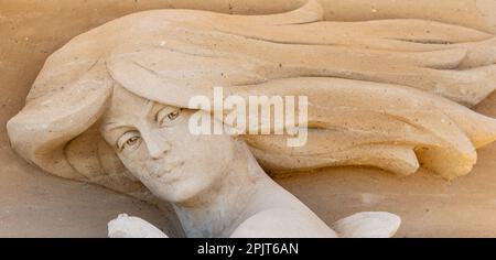 PRODUKTION - 03. April 2023, Mecklenburg-Vorpommern, Warnemünde: Eine Wassermaische aus Sand, entworfen von Waczeslaw Borwcki aus Polen. Sechs Künstler aus fünf Ländern kreieren die Figuren für die 13. Sand World aus 300 Tonnen Spezialsand direkt am Meereskanal in Warnemünde. Unter dem Motto „Metamorphose - Blown by the (Baltic) Wind“ werden bis zum 06. April 2023 verschiedene Motive rund um das Thema Meer geschaffen. Die Show wird bis zum 29. Oktober 2023 ausgestellt. Foto: Jens Büttner/dpa Stockfoto