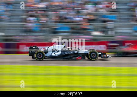 Melbourne, Australien. 31. März 2023 Der Formel-1-Fahrer Yuki Tsunoda (Alpha Tauri #22) geht während der ersten kostenlosen Trainingseinheit durch die hintere gerade Schikane. Kredit: James Forrester/Alamy Live News Stockfoto